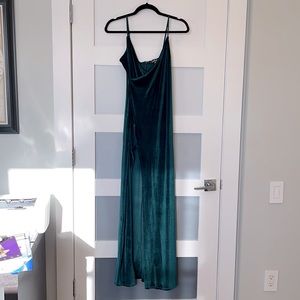 Lulu’s green velvet dress.